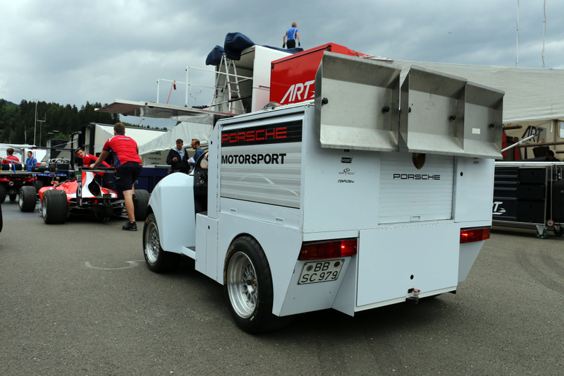 Illustration for article titled Porsche Uses The Best Golf Carts In The Universe